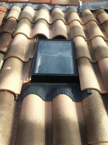 Réfection de toit avec un châssis de toit velux dans les Bouches du Rhône